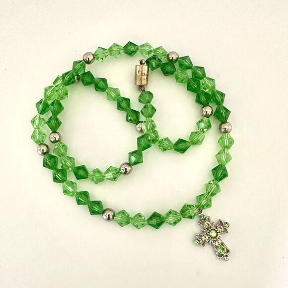 Green beaded rhinestone cross necklace - Picture 4 of 11